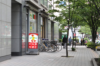 地上に出たらコンビニの方向に