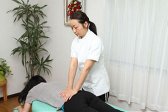 ボキボキしない背骨矯正