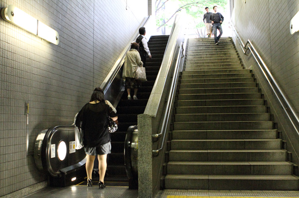 3番出口へのエスカレーター